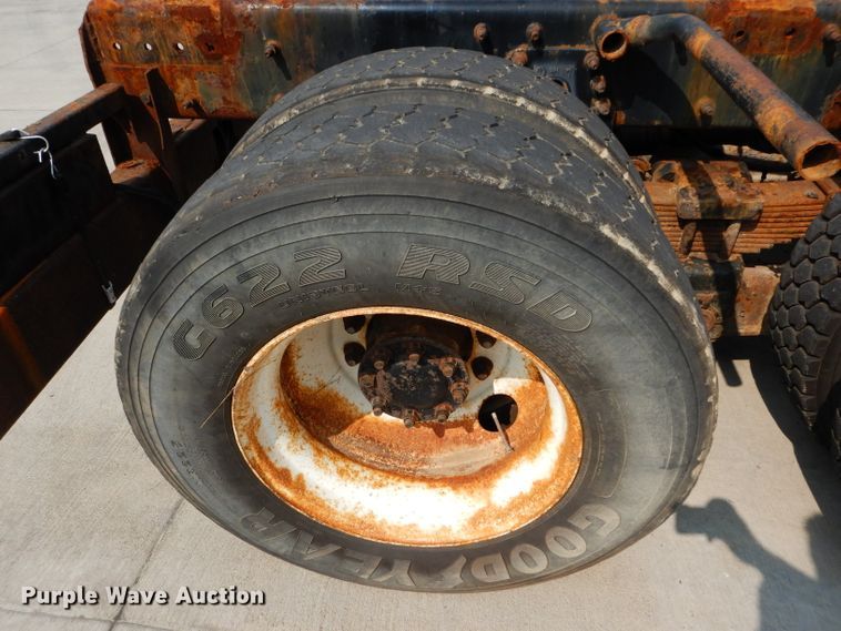 image for item DI8298 2006 International 7400  truck cab and chassis