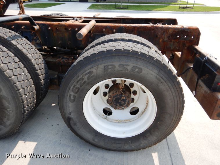 image for item DI8298 2006 International 7400  truck cab and chassis