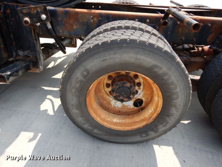 image for item DI8298 2006 International 7400  truck cab and chassis