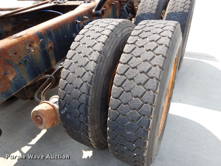 image for item DI8298 2006 International 7400  truck cab and chassis