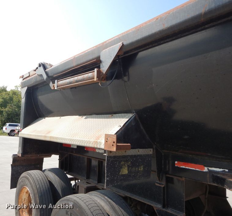 image for item DI8300 2000 Travis end dump trailer