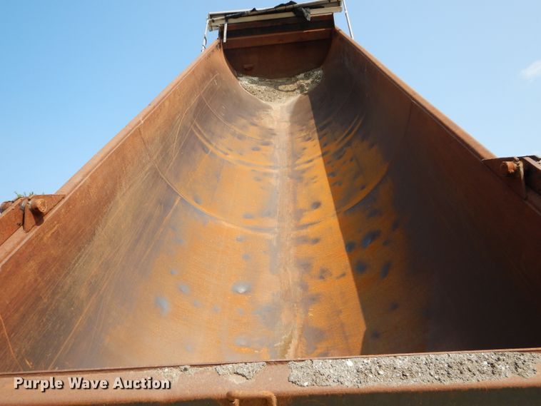 image for item DI8300 2000 Travis end dump trailer