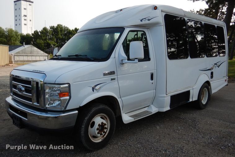 image for item DJ4491 2009 Ford E350 Super Duty  shuttle bus