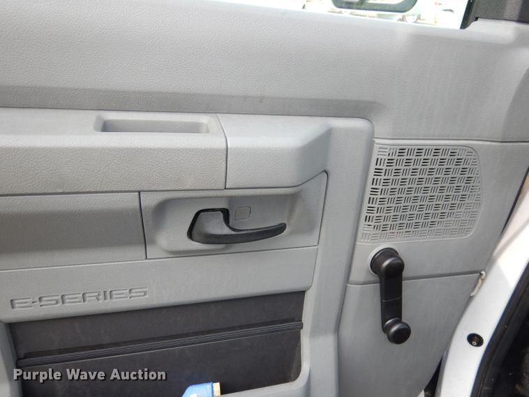 image for item DJ4491 2009 Ford E350 Super Duty  shuttle bus