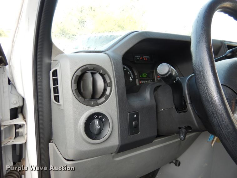 image for item DJ4491 2009 Ford E350 Super Duty  shuttle bus