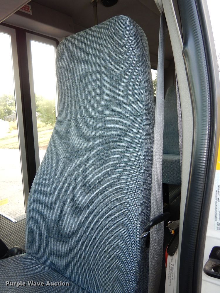 image for item DJ4491 2009 Ford E350 Super Duty  shuttle bus