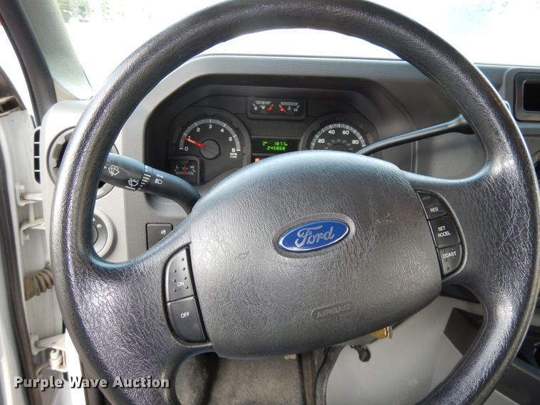 image for item DJ4491 2009 Ford E350 Super Duty  shuttle bus