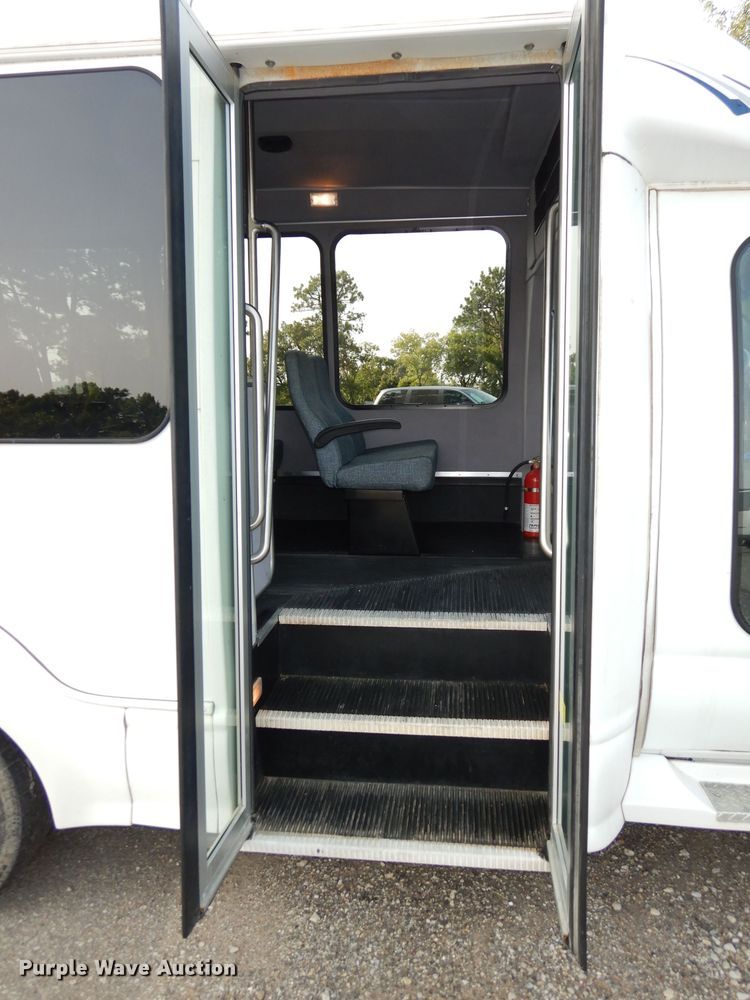 image for item DJ4491 2009 Ford E350 Super Duty  shuttle bus