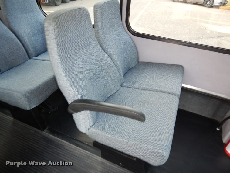 image for item DJ4491 2009 Ford E350 Super Duty  shuttle bus