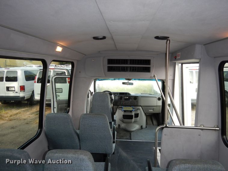 image for item DJ4491 2009 Ford E350 Super Duty  shuttle bus