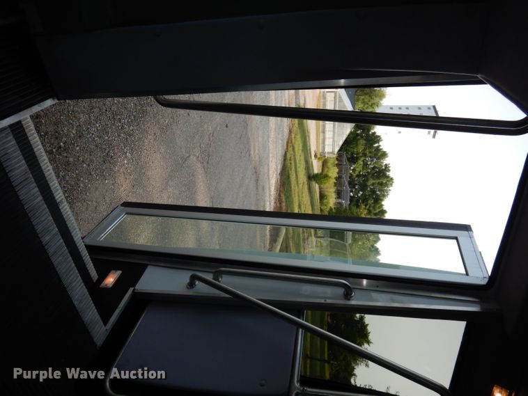 image for item DJ4491 2009 Ford E350 Super Duty  shuttle bus