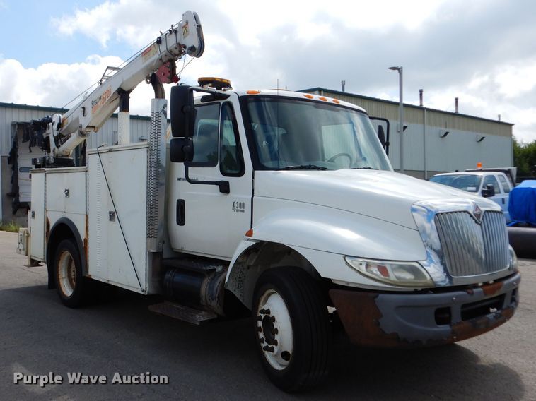 image for item DJ6752 2003 International 4300  crane truck