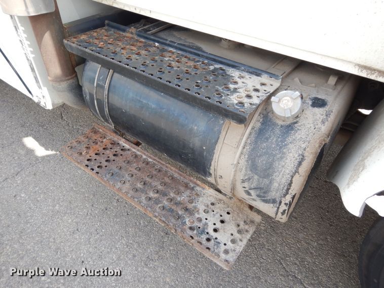 image for item DJ6752 2003 International 4300  crane truck