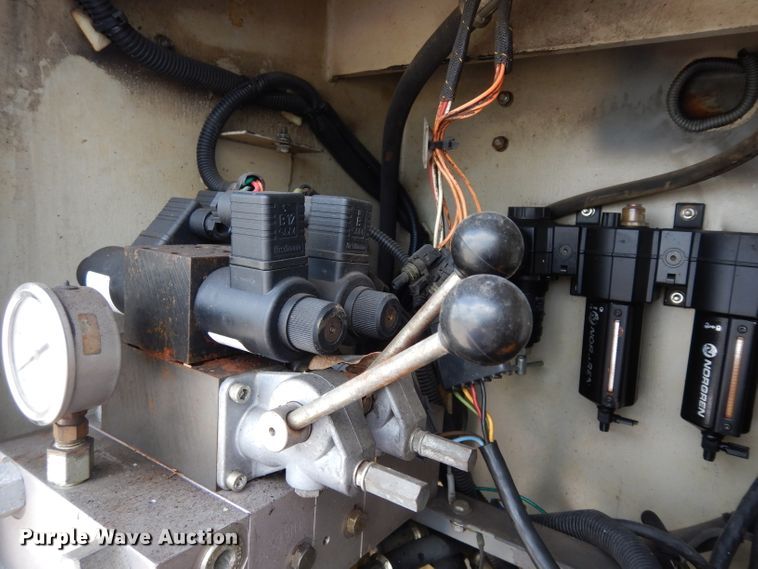 image for item DJ6752 2003 International 4300  crane truck