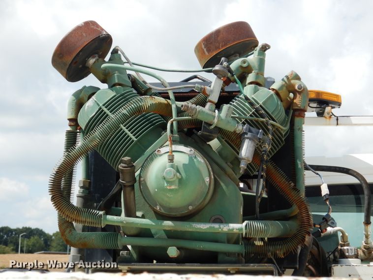 image for item DJ6752 2003 International 4300  crane truck