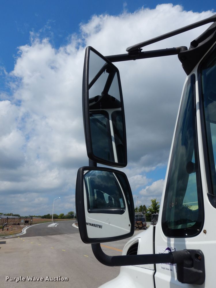 image for item DJ6752 2003 International 4300  crane truck