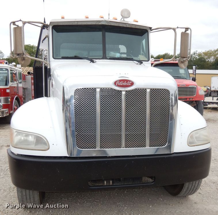 image for item DJ6806 2006 Peterbilt 335  flatbed truck