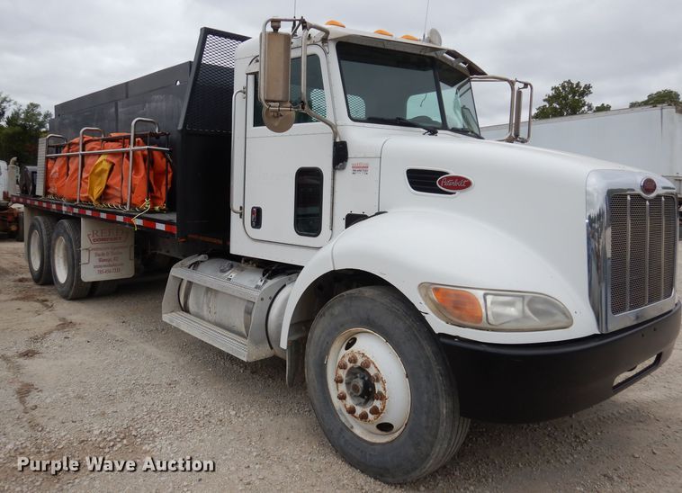 image for item DJ6806 2006 Peterbilt 335  flatbed truck