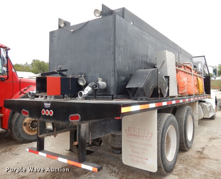 image for item DJ6806 2006 Peterbilt 335  flatbed truck