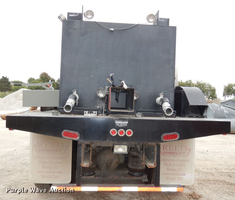 image for item DJ6806 2006 Peterbilt 335  flatbed truck