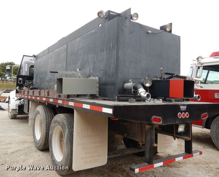 image for item DJ6806 2006 Peterbilt 335  flatbed truck