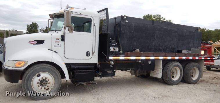 image for item DJ6806 2006 Peterbilt 335  flatbed truck