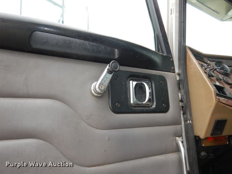 image for item DJ6806 2006 Peterbilt 335  flatbed truck