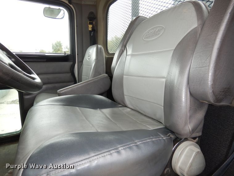 image for item DJ6806 2006 Peterbilt 335  flatbed truck