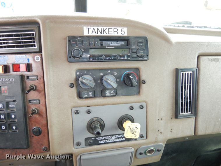 image for item DJ6806 2006 Peterbilt 335  flatbed truck