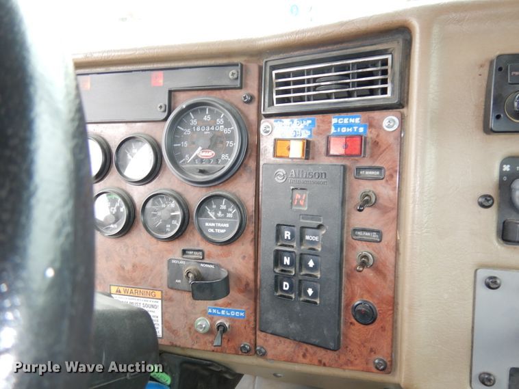 image for item DJ6806 2006 Peterbilt 335  flatbed truck