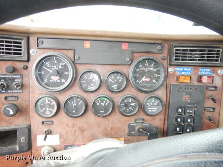 image for item DJ6806 2006 Peterbilt 335  flatbed truck