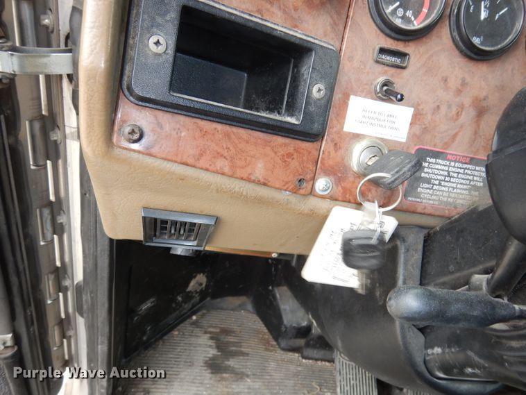 image for item DJ6806 2006 Peterbilt 335  flatbed truck