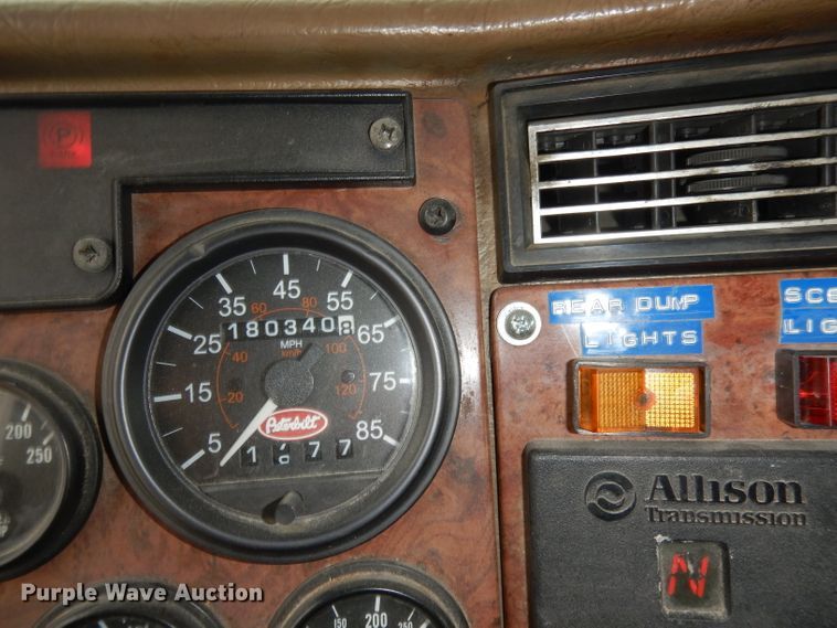 image for item DJ6806 2006 Peterbilt 335  flatbed truck