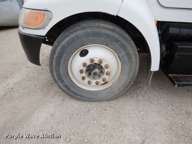 image for item DJ6806 2006 Peterbilt 335  flatbed truck