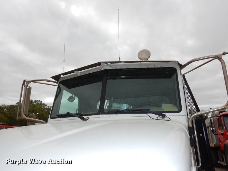 image for item DJ6806 2006 Peterbilt 335  flatbed truck