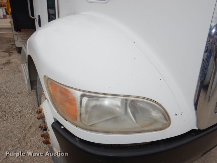 image for item DJ6806 2006 Peterbilt 335  flatbed truck