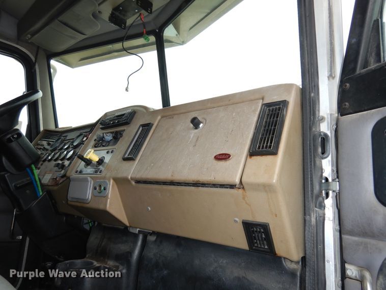 image for item DJ6806 2006 Peterbilt 335  flatbed truck