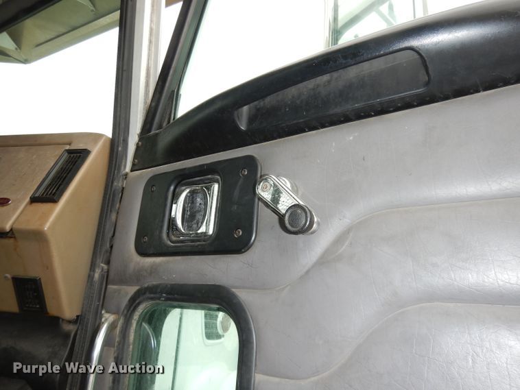 image for item DJ6806 2006 Peterbilt 335  flatbed truck