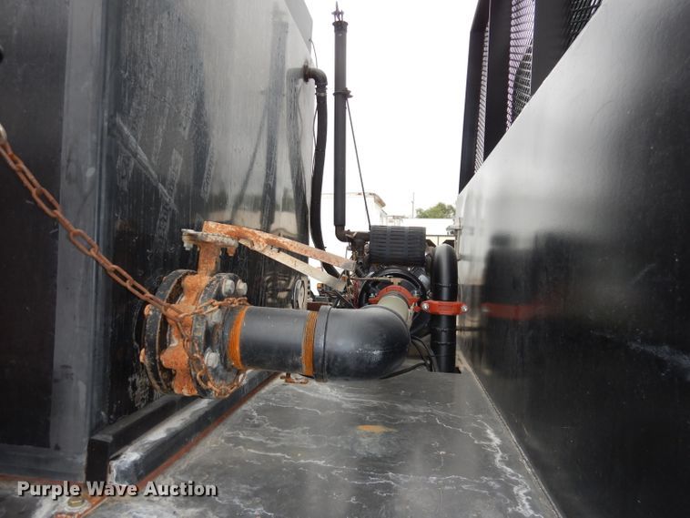 image for item DJ6806 2006 Peterbilt 335  flatbed truck