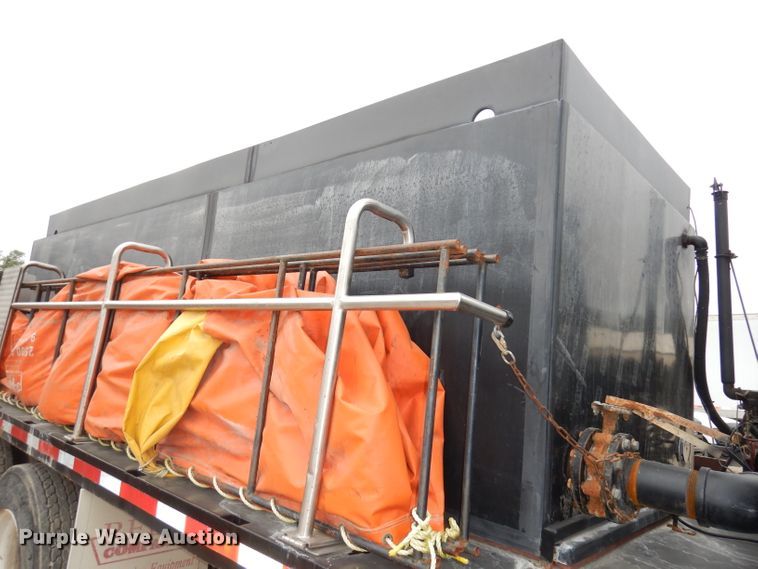 image for item DJ6806 2006 Peterbilt 335  flatbed truck