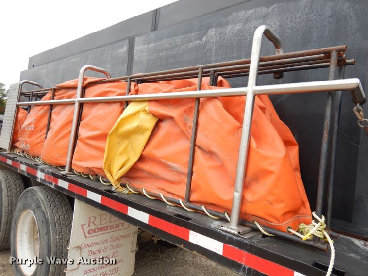 image for item DJ6806 2006 Peterbilt 335  flatbed truck