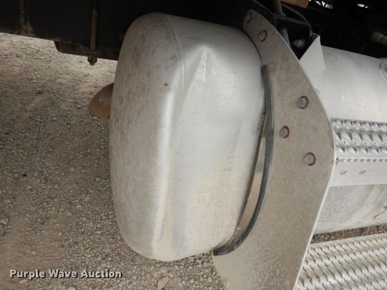 image for item DJ6806 2006 Peterbilt 335  flatbed truck