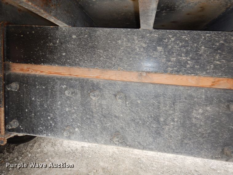 image for item DJ6806 2006 Peterbilt 335  flatbed truck