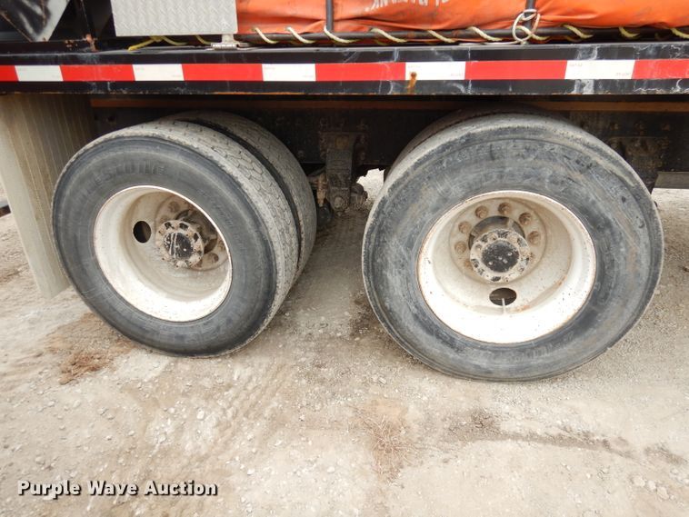 image for item DJ6806 2006 Peterbilt 335  flatbed truck