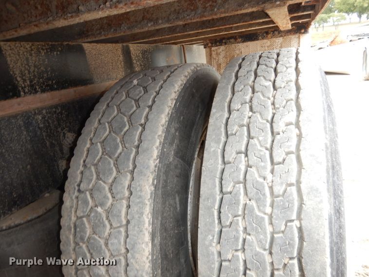 image for item DJ6806 2006 Peterbilt 335  flatbed truck