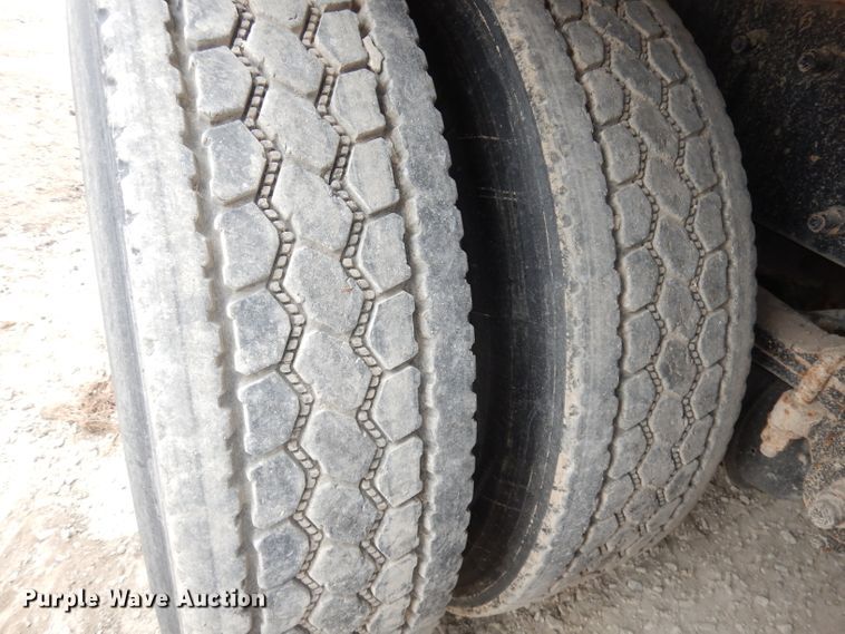 image for item DJ6806 2006 Peterbilt 335  flatbed truck