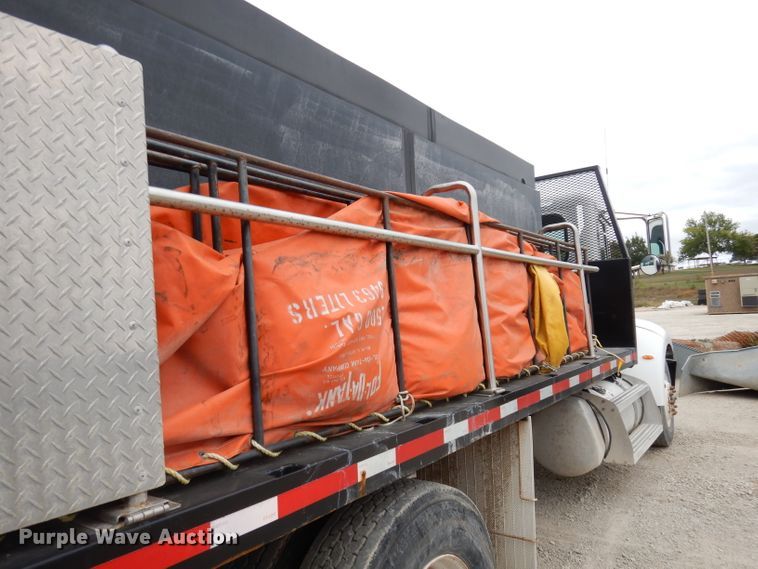 image for item DJ6806 2006 Peterbilt 335  flatbed truck