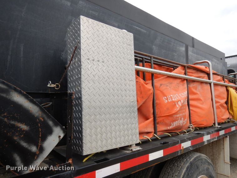 image for item DJ6806 2006 Peterbilt 335  flatbed truck