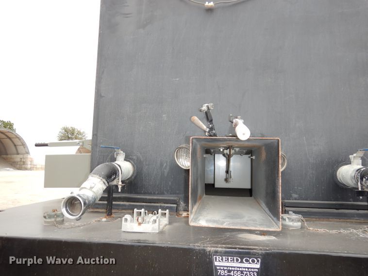 image for item DJ6806 2006 Peterbilt 335  flatbed truck