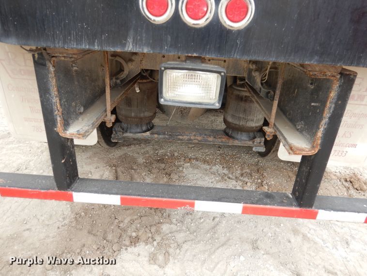 image for item DJ6806 2006 Peterbilt 335  flatbed truck